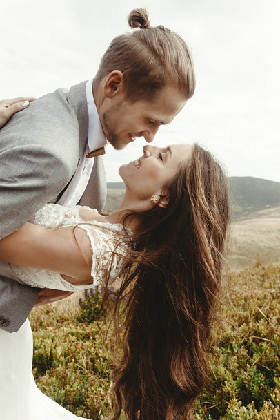 Bräutigam küsst Braut - Foto, Bild
