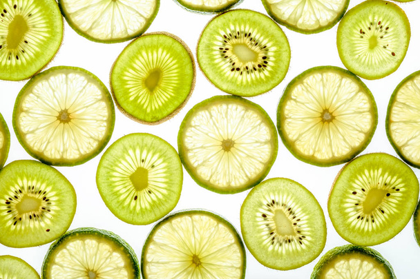 Tranches éclatantes de citron vert et kiwi aux agrumes sur blanc
 - Photo, image