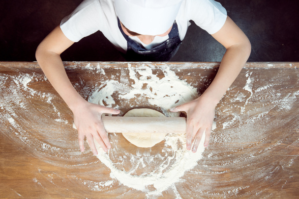 bambino che fa pasta per pizza
 - Foto, immagini