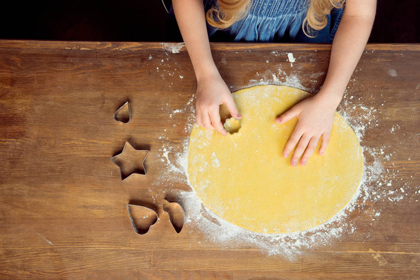 girl making shaped cookies - Foto, afbeelding