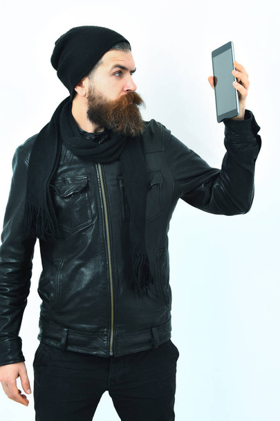 Bearded brutal caucasian hipster holding tablet - Foto, imagen