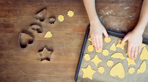 nyers alakú cookie-gyermek  - Fotó, kép