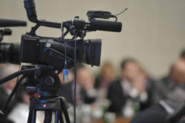 abstrakter verschwommener Hintergrund von Videokameraaufzeichnungen in Konferenzen - Foto, Bild