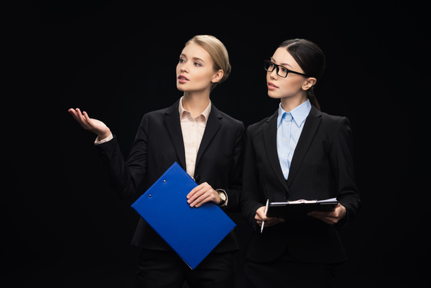 businesswomen connecting during work - Foto, afbeelding