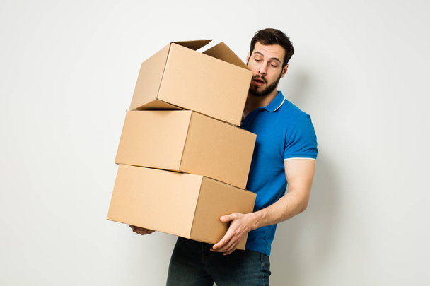 young man with a cardboard box in his arms - 写真・画像