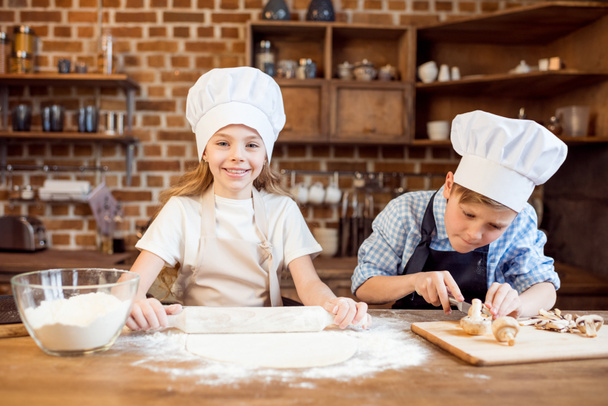 děti připravující pizzu - Fotografie, Obrázek