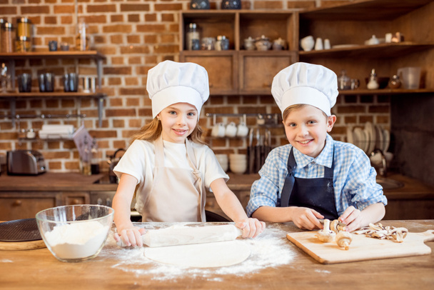 children making pizza - 写真・画像