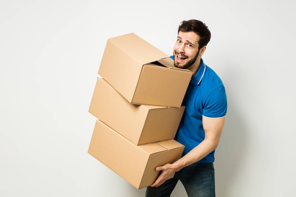 young man with a cardboard box in his arms - Foto, Bild