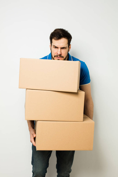 young man with a cardboard box in his arms - Foto, Imagem