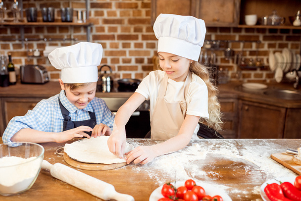 Kinder machen Pizzateig - Foto, Bild