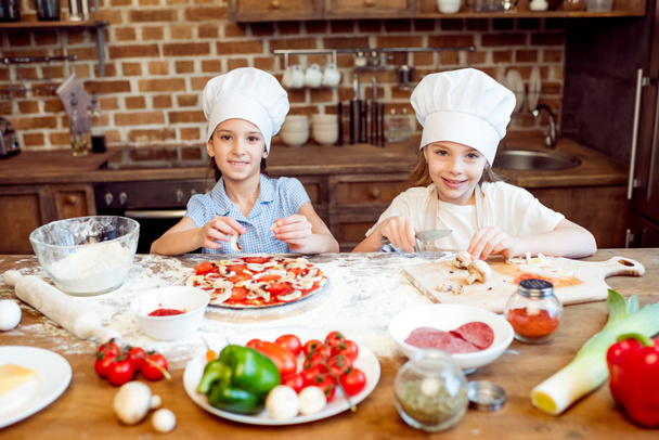 Crianças fazendo pizza
 - Foto, Imagem