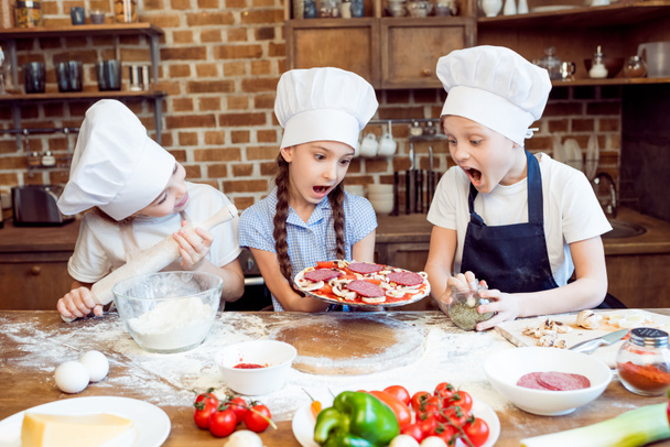 kids making pizza - Φωτογραφία, εικόνα