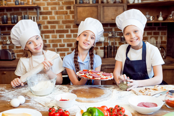 kids making pizza - Foto, Bild