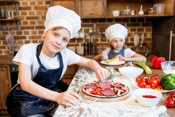 kids making pizza - Zdjęcie, obraz