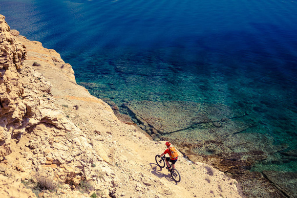 Hegyi kerékpározás: a tengerparti kerékpárút - Fotó, kép