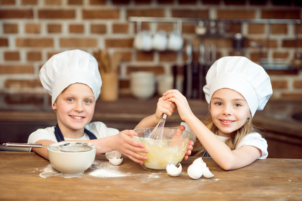 niños haciendo masa para galletas
 - Foto, Imagen