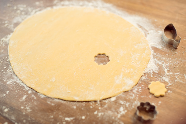 сырое тесто и печенье
 - Фото, изображение