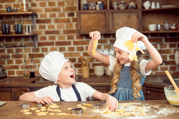 crianças brincando com massa de pão  - Foto, Imagem