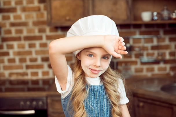 chica en sombrero de chef
 - Foto, imagen
