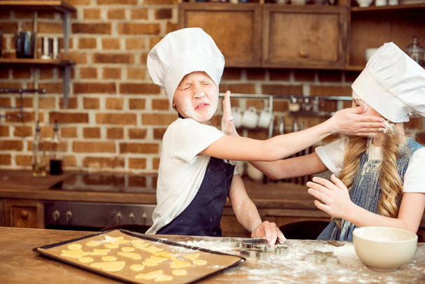 children playing with flour - Foto, afbeelding
