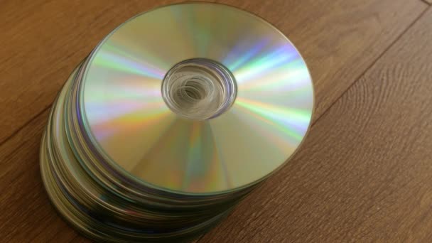 Nahaufnahme eines Stapels Compact Discs. - Filmmaterial, Video