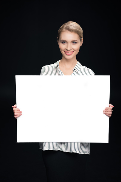 Femme d'affaires tenant une carte blanche - Photo, image