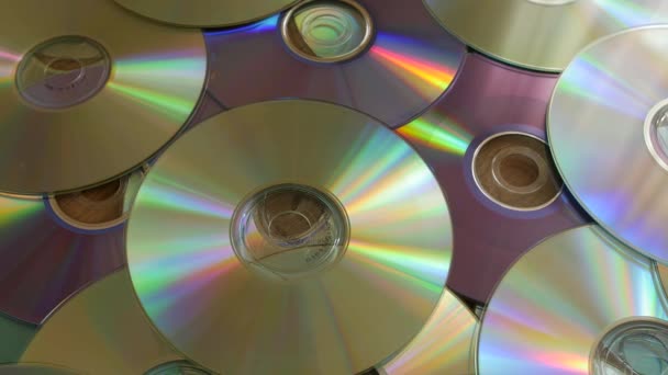 Optische schijven vallen op de stapel van DVD's of cd 's. - Video