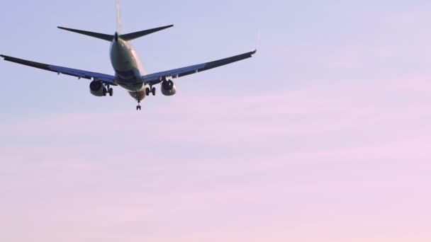 Самолеты приземляются и взлетают в аэропорту
 - Кадры, видео