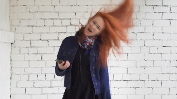 bir smartphone ile dans kadın - Video, Çekim