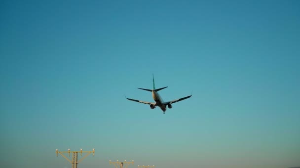 着陸する航空機と空港で脱ぐ - 映像、動画