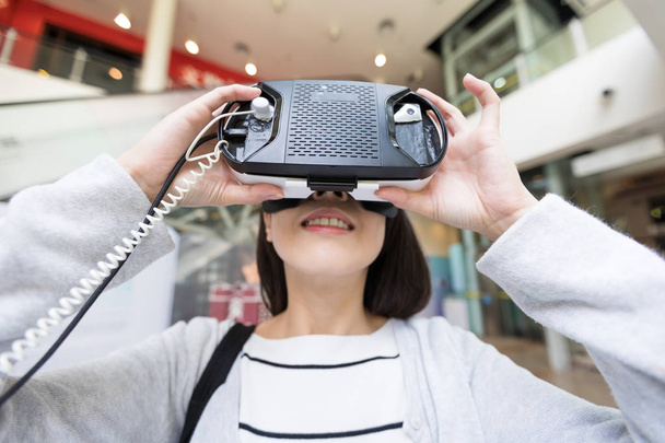 Mulher olhando embora dispositivo de realidade virtual
 - Foto, Imagem