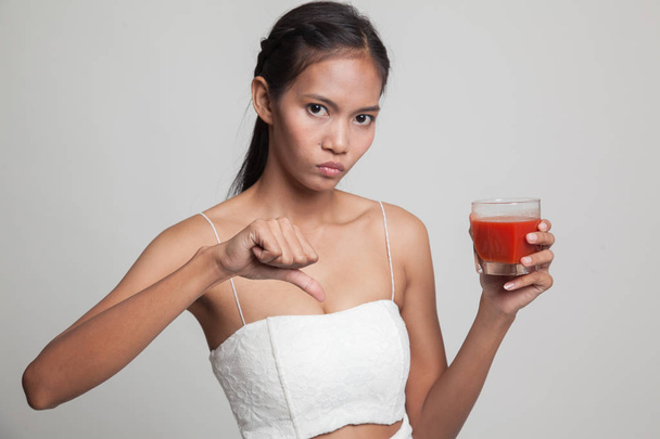 Asiática mujer thumbs abajo odio tomate jugo
. - Foto, imagen