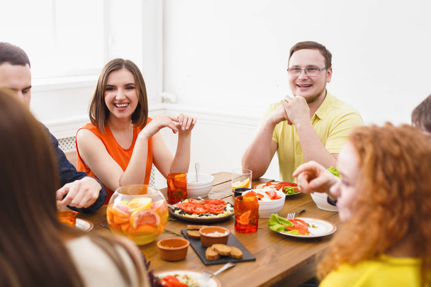 お祝いテーブルのディナー パーティーで幸せな人々 のグループ - 写真・画像