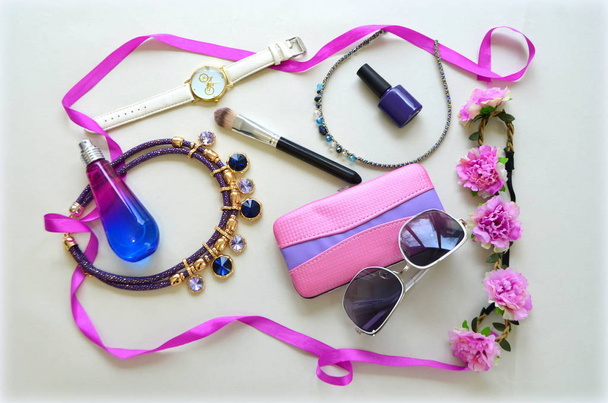 Аксессуары - солнцезащитные очки, наручные часы, ободы
 - Фото, изображение