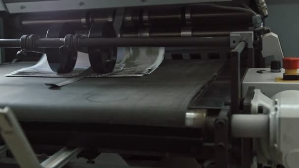 Nyomtatási eljárás a poligráf ipar - brosúrák a futószalagon, mozgó csúszka - Felvétel, videó