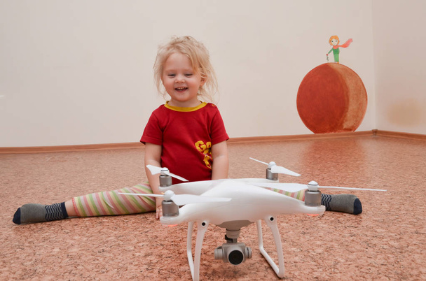 kleines Mädchen spielt mit Quadrocopter - Foto, Bild