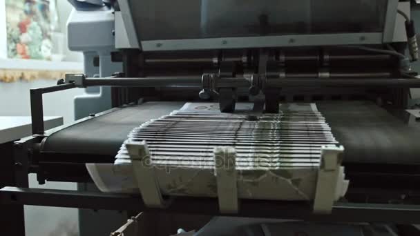 Processo di stampa sull'industria poligrafica - opuscoli che si spostano sul nastro trasportatore, cursore
 - Filmati, video