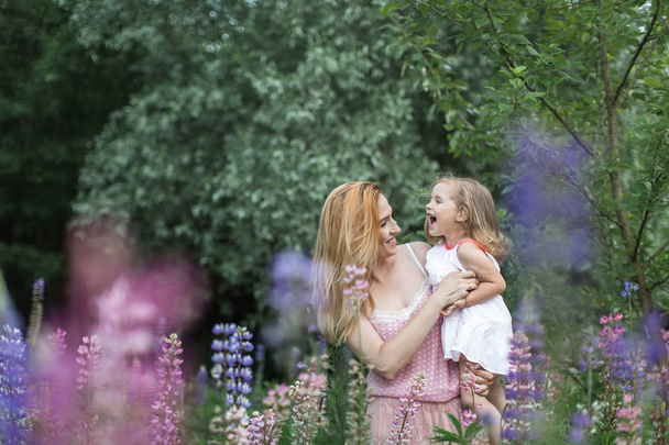 Mom holds her daughter in her arms - Fotografie, Obrázek