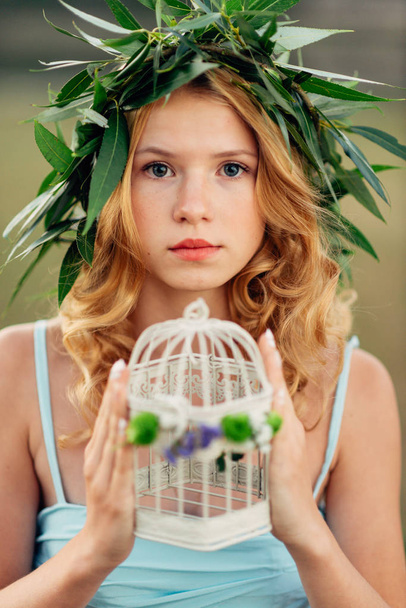Portrait d'une fille bouclée avec des fleurs
 - Photo, image