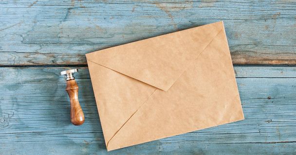 коричневый конверт с маркой
  - Фото, изображение