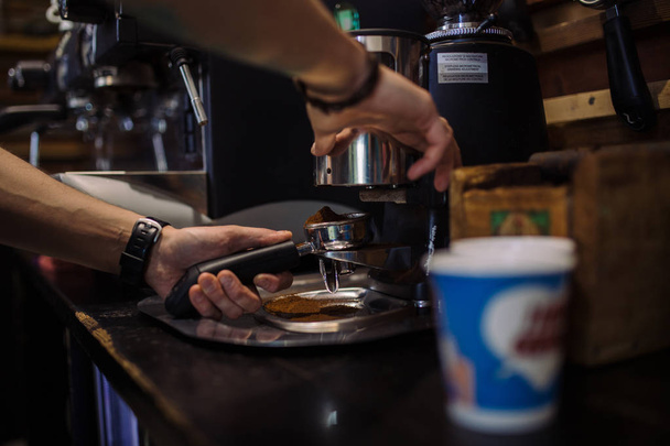 Barista jauhaminen tuoretta kahvia
 - Valokuva, kuva