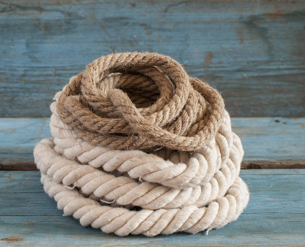 ship rope on wooden background - Foto, afbeelding