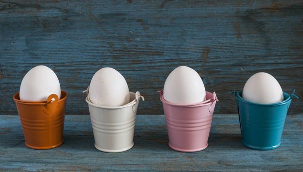 Пасхальные яйца в цветных ведрах
 - Фото, изображение
