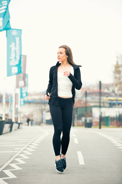 Fit fitness mujer corriendo ejercicios al aire libre
 - Foto, imagen