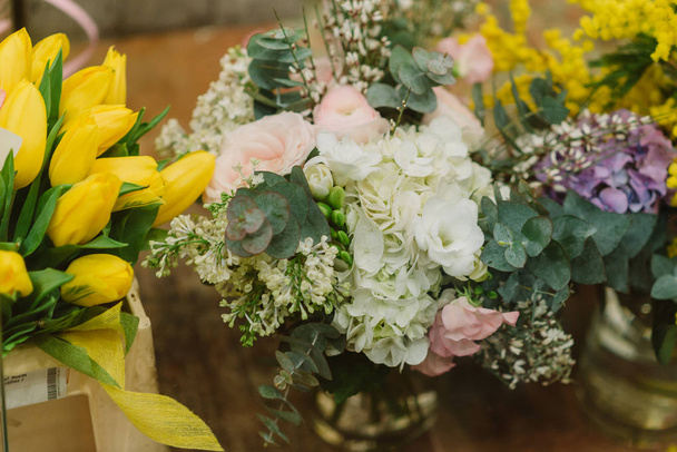 Букет тюльпанов, роз. сирень, лепестки и другие фловеры
 - Фото, изображение