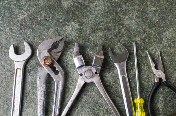 Παλιά μεταλλικά εργαλεία σε ένα πέτρινο τραπέζι - Φωτογραφία, εικόνα