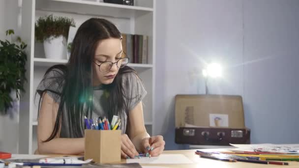 The artist draws with colored pencils - Materiał filmowy, wideo