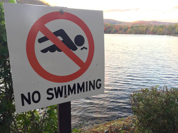 Δεν υπάρχει πινακίδα κολύμβησης - Φωτογραφία, εικόνα