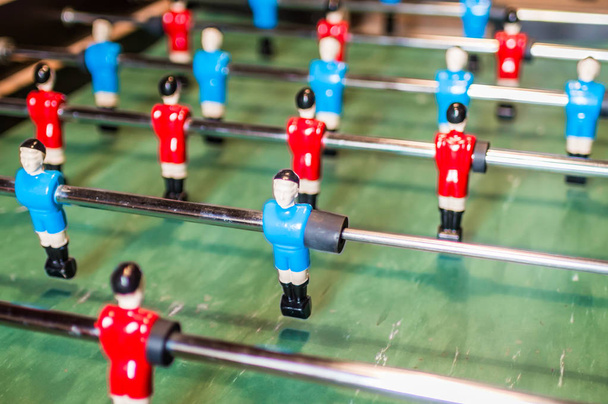 Masa futbolu, kırmızı ve mavi oyunculu futbol masası - Fotoğraf, Görsel