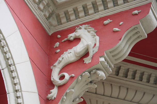 estátua de dragão no fundo na fachada
. - Foto, Imagem